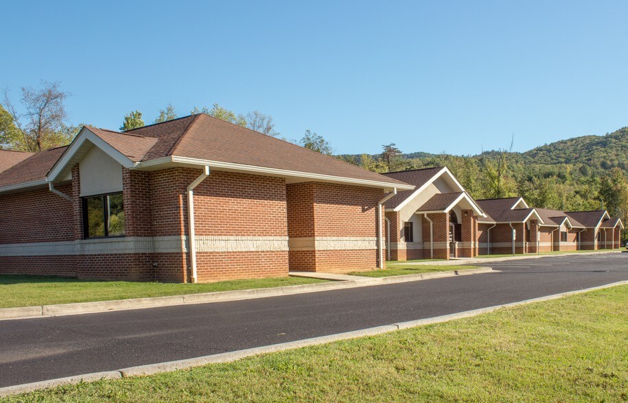 800 S Mohawk Dr, Erwin, TN for lease - Building Photo - Image 3 of 4