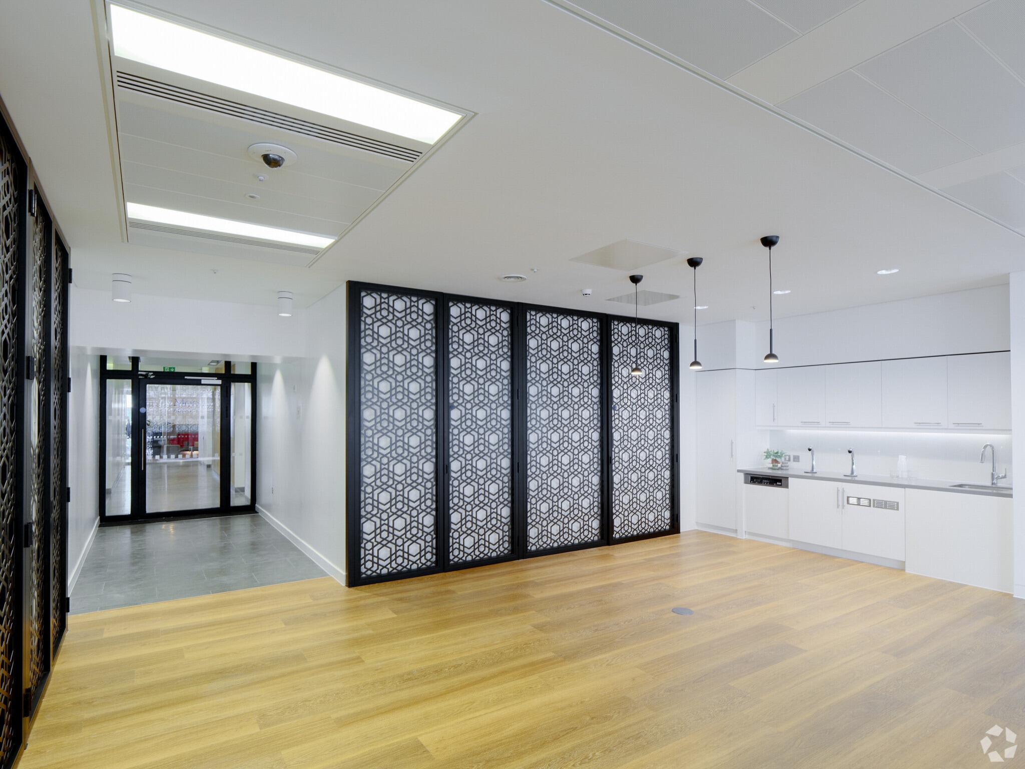 2 Leman St, London, LND E1 8FA - Aldgate Tower | LoopNet image.