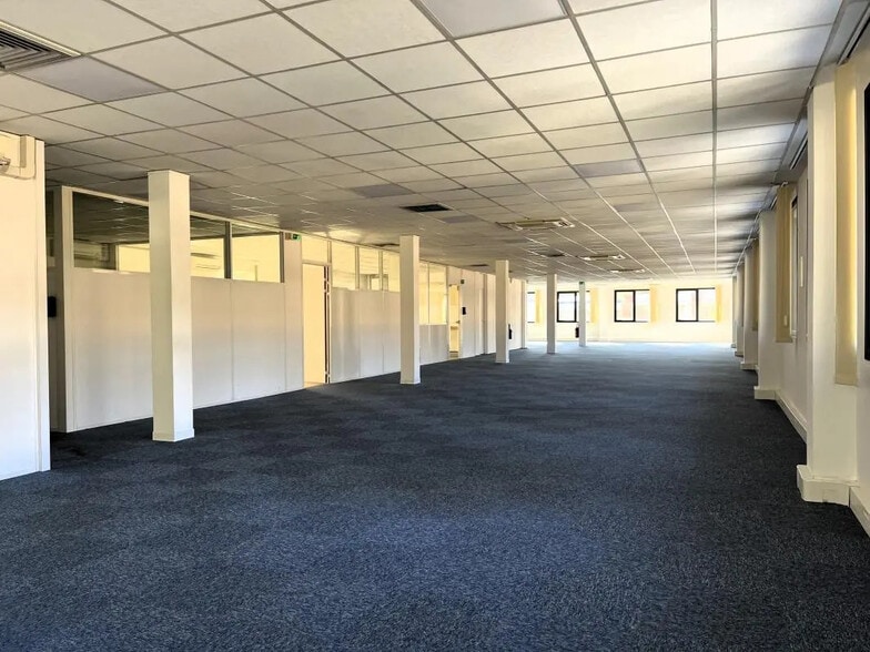 Office in SOPHIA ANTIPOLIS for lease - Building Photo - Image 3 of 13