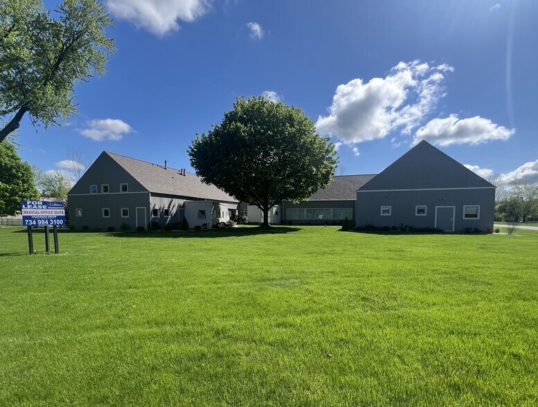 21800 Pontiac Trl, South Lyon, MI for sale - Primary Photo - Image 1 of 1