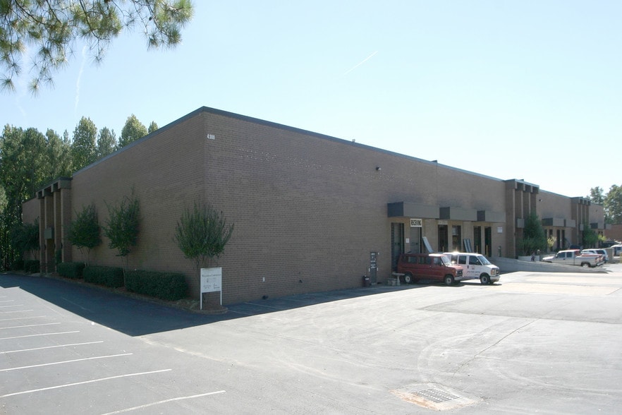 4300 Bankers Cir, Atlanta, GA for lease - Building Photo - Image 3 of 8