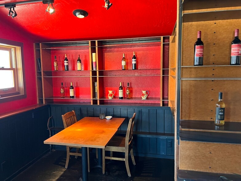 201 Glover St S, Twisp, WA for sale - Interior Photo - Image 2 of 15