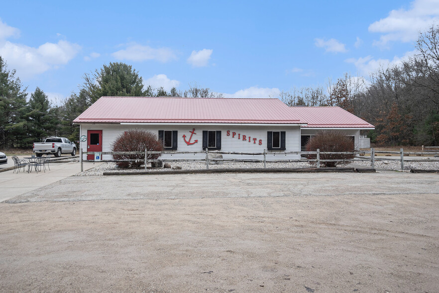 7221 S Croton Hardy Dr, Newaygo, MI for sale - Primary Photo - Image 1 of 22