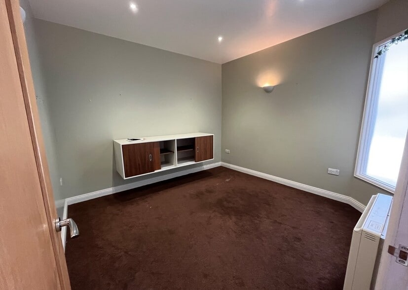 2-12 Bank St, Melksham for lease - Building Photo - Image 2 of 3