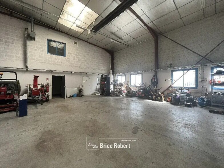 Office in Chassieu for lease - Interior Photo - Image 1 of 4