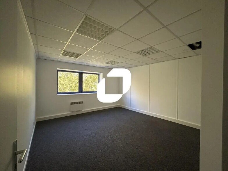 Office in Noisy-le-Grand for sale - Interior Photo - Image 1 of 6