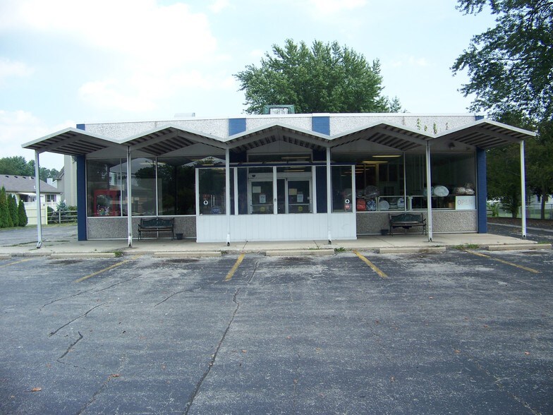 8744 Lewis Ave, Temperance, MI 48182