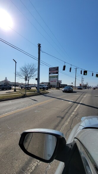 808-908 W Maple St, Hartville, OH for lease - Building Photo - Image 3 of 5