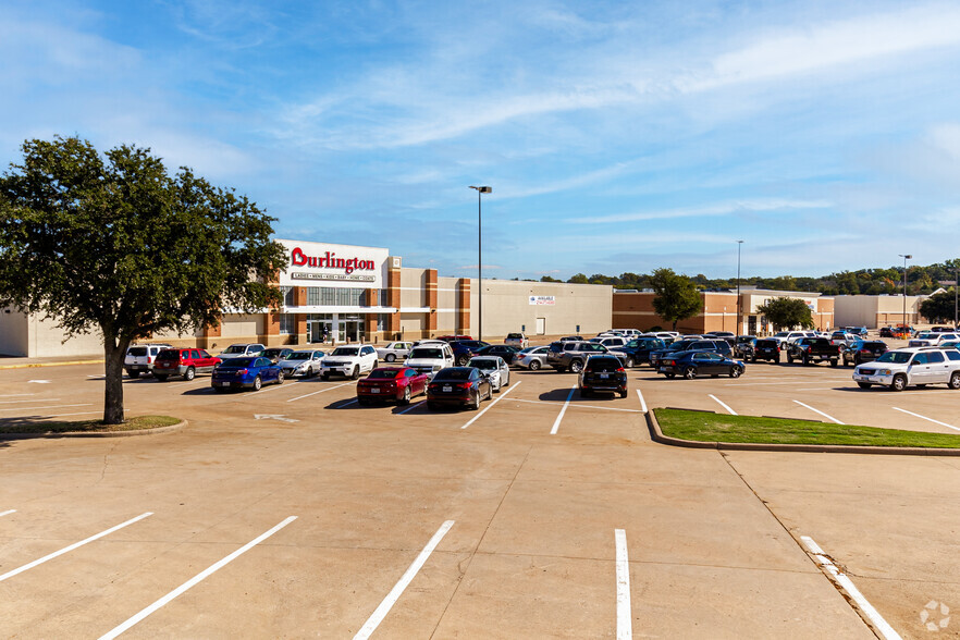 6801-7049 Ridgmar Meadow Rd, Fort Worth, TX for lease - Building Photo - Image 1 of 20