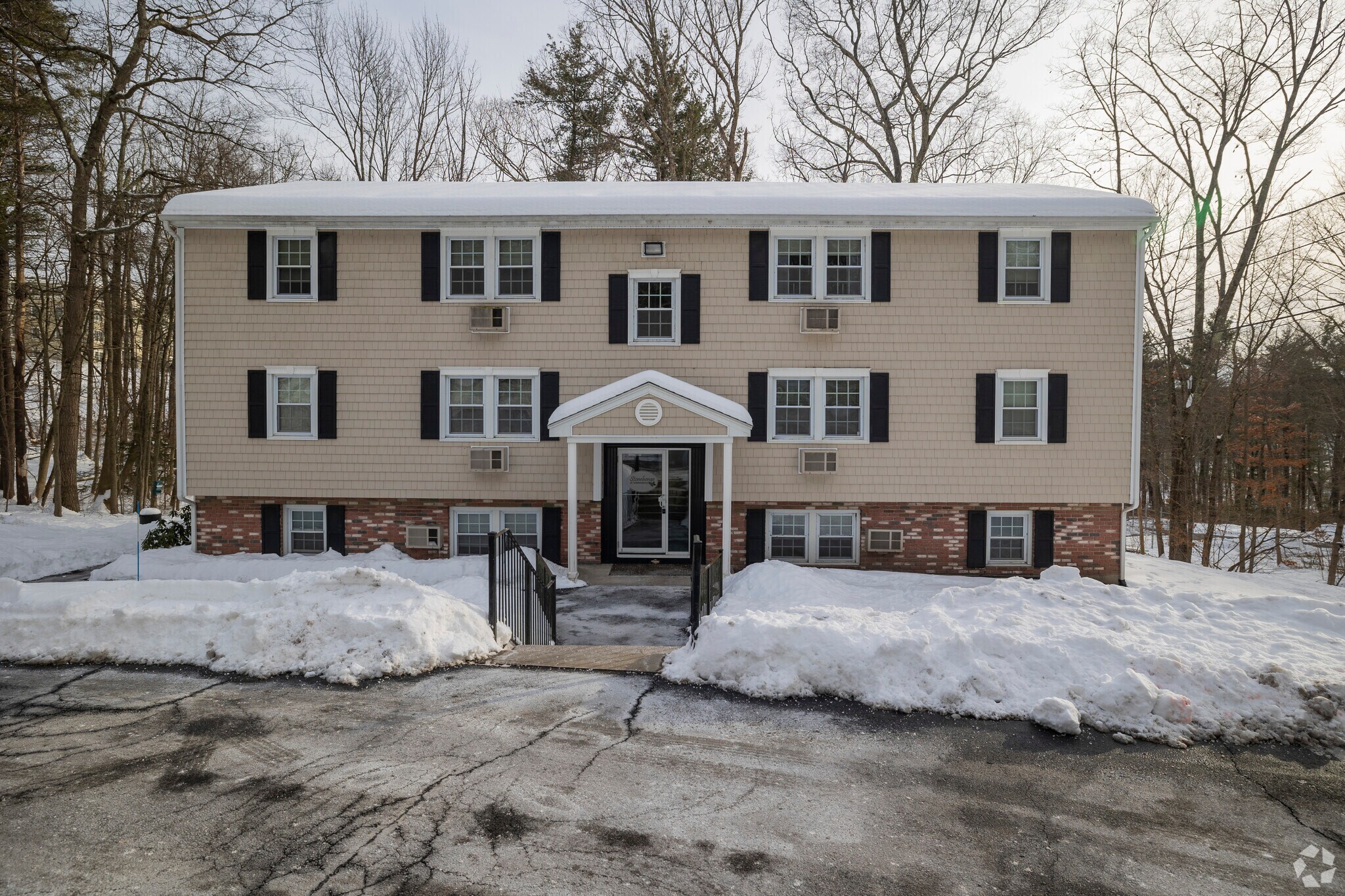 14 Stonehenge Rd, Londonderry, NH for sale Primary Photo- Image 1 of 1