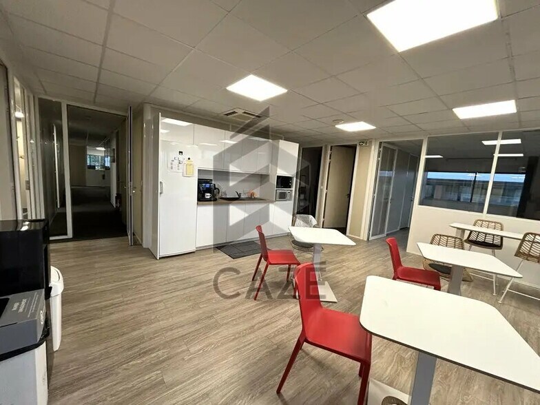 Office in Floirac for lease - Interior Photo - Image 3 of 6