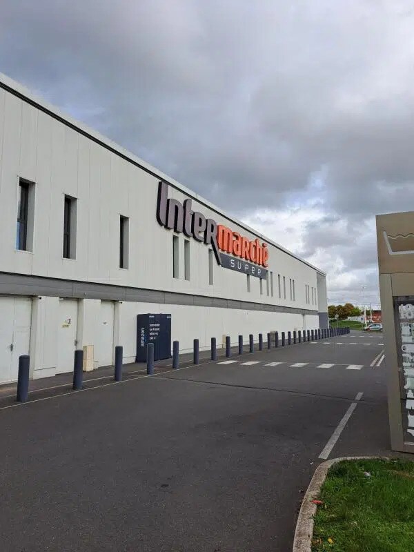 Retail in Roissy-En-Brie for lease Building Photo- Image 1 of 2