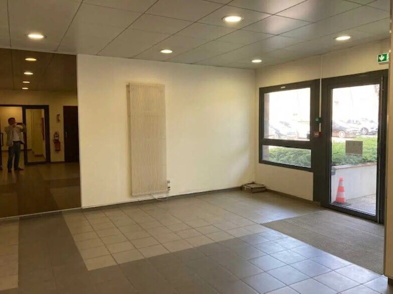 23 Avenue Louis Bréguet, Vélizy-Villacoublay for sale - Lobby - Image 2 of 6