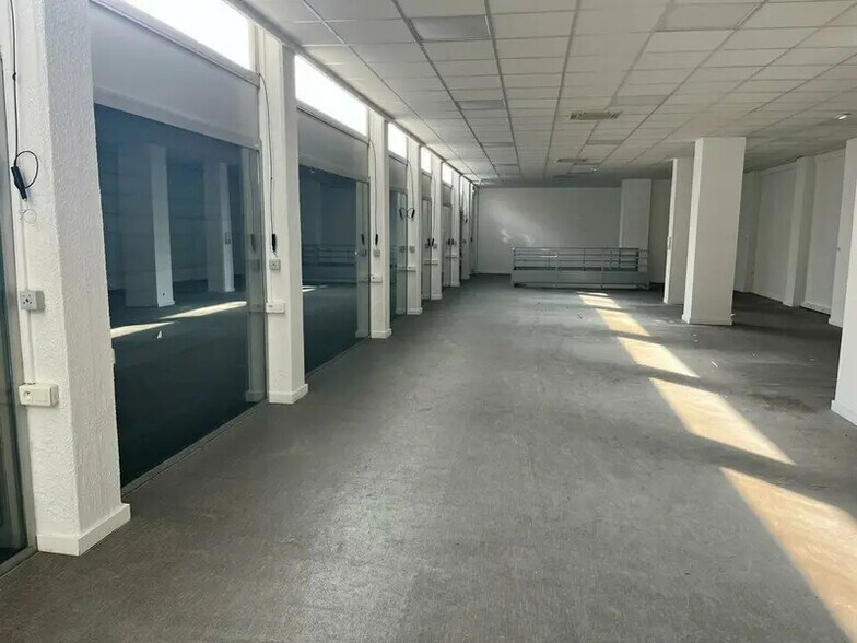 Retail in Grenoble for lease - Interior Photo - Image 2 of 5