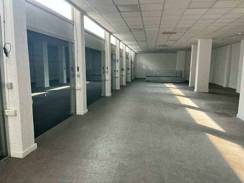 Retail in Grenoble for lease Interior Photo- Image 1 of 6