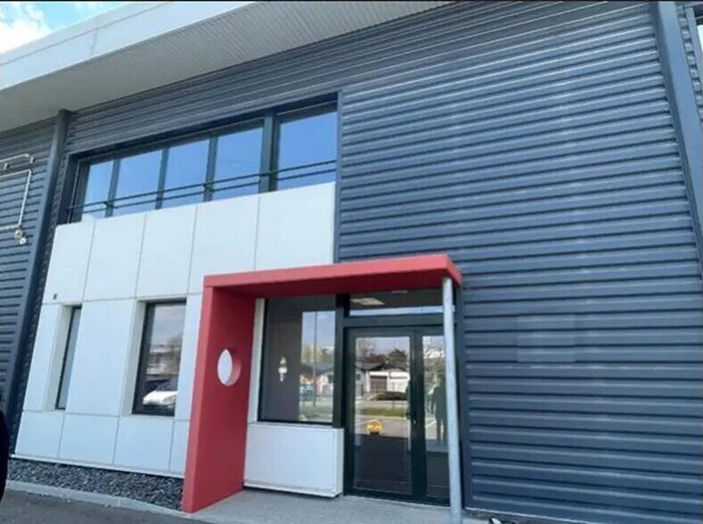 Flex in Saint-Quentin-Fallavier for lease - Building Photo - Image 1 of 11