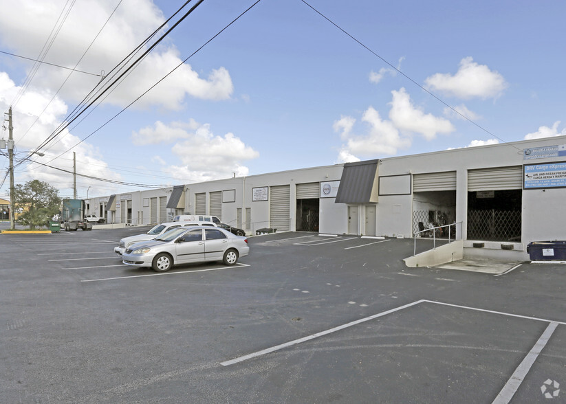 5551-5595 NW 72nd Ave, Miami, FL for lease - Building Photo - Image 2 of 4