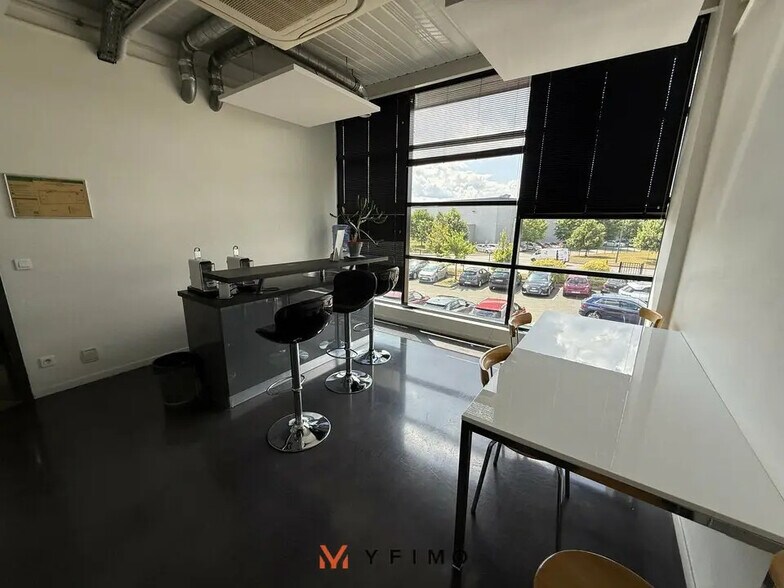 Flex in Élancourt for lease - Interior Photo - Image 3 of 8