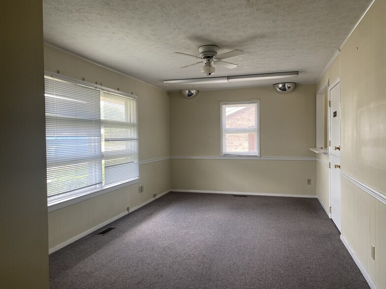 517 Owen Dr, Fayetteville, NC for sale - Interior Photo - Image 3 of 13