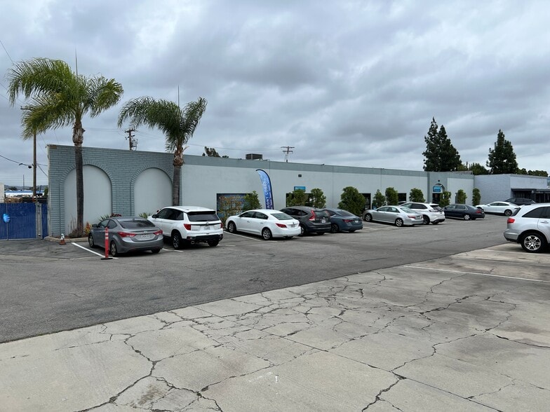675-695 N Main St, Orange, CA for lease - Building Photo - Image 2 of 2
