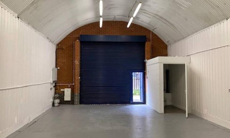 3-7 Gales Gdns, London for lease - Interior Photo - Image 3 of 3