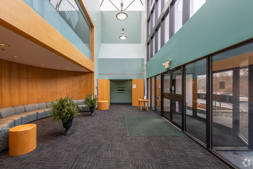 9 Centennial Dr, Peabody, MA for lease - Lobby - Image 3 of 8