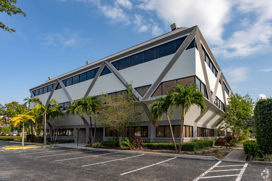 2200 W Commercial Blvd, Fort Lauderdale, FL for sale - Building Photo - Image 2 of 6