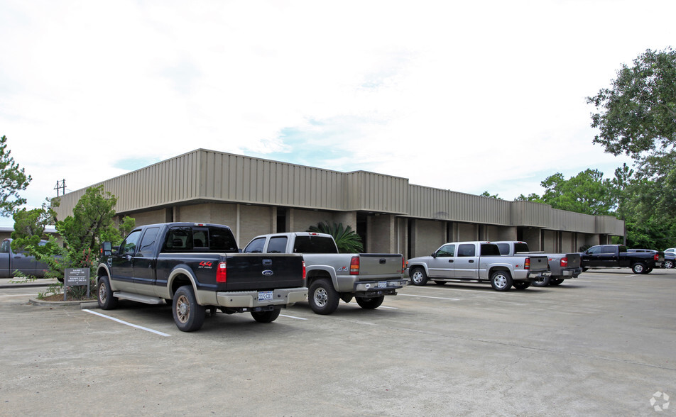 2116 Thompson Rd, Richmond, TX for lease - Building Photo - Image 3 of 5