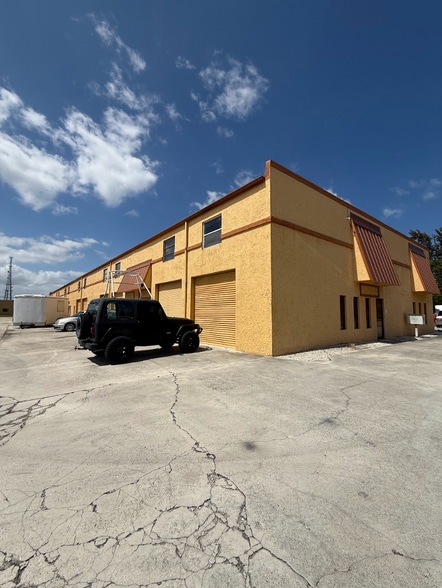 1634 SE Village Green Dr, Port Saint Lucie, FL for lease - Building Photo - Image 2 of 3