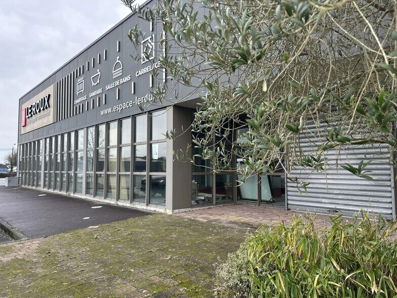 Retail in Vannes for lease - Building Photo - Image 2 of 4