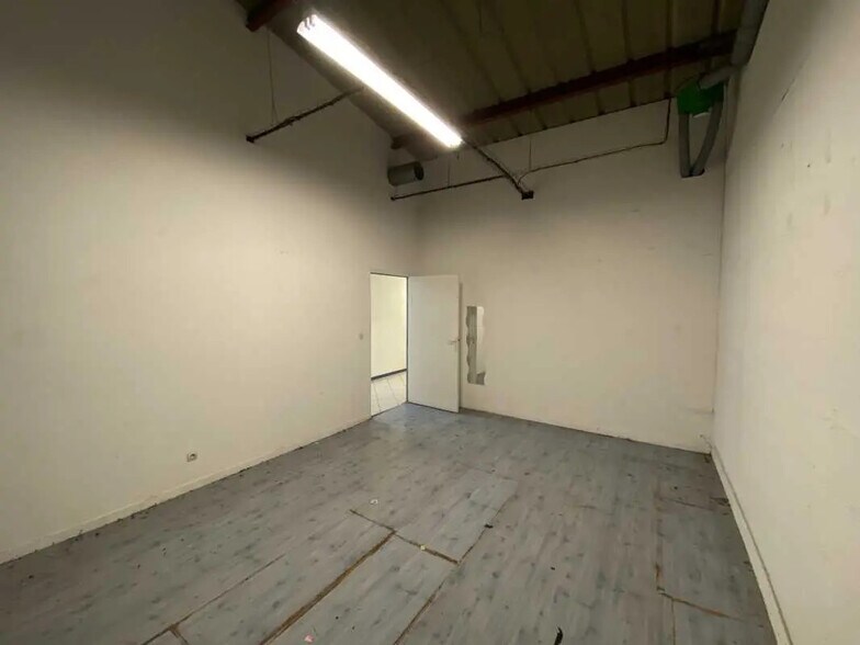 Office in Tillé for lease - Interior Photo - Image 3 of 9