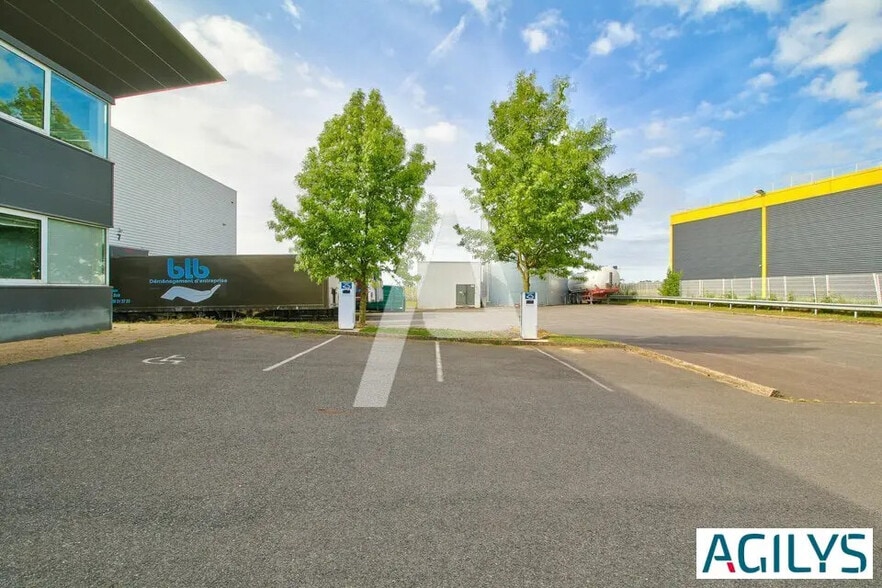 Industrial in Saint-Michel-sur-Orge for lease - Building Photo - Image 2 of 4