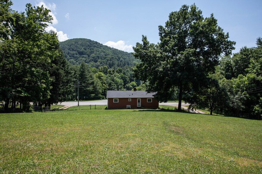 124 Chunns Cove Rd, Asheville, NC 28805