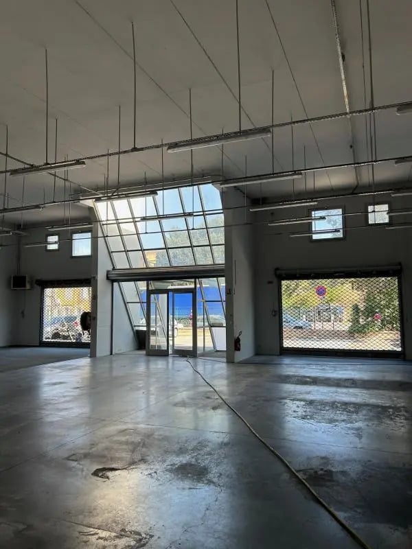 Retail in Aubagne for lease Interior Photo- Image 1 of 7