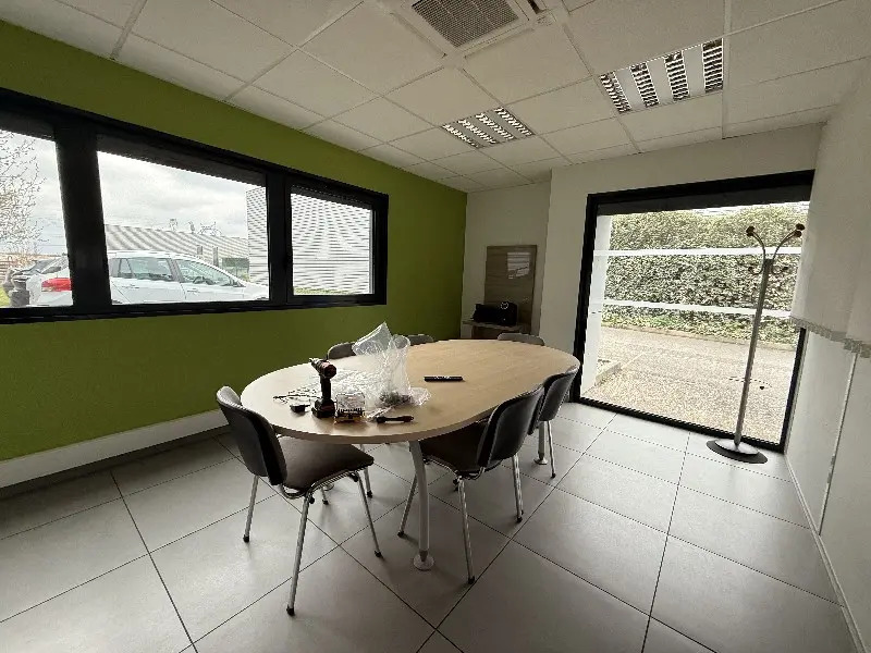 Office in Meyzieu for lease Interior Photo- Image 1 of 4