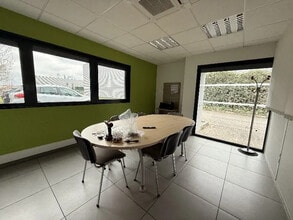 Office in Meyzieu for lease Interior Photo- Image 1 of 4
