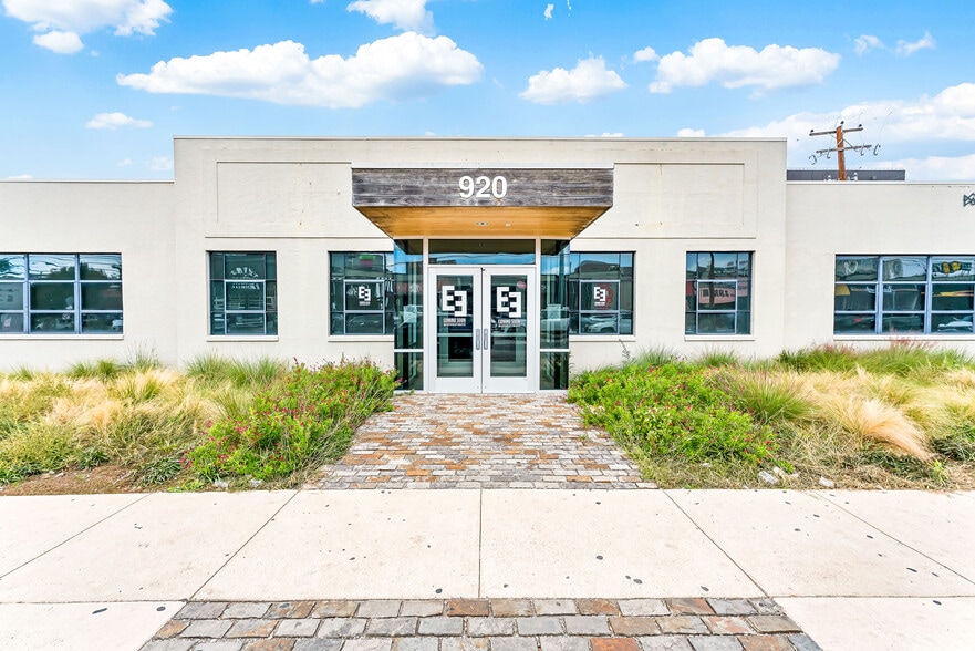920 Foch St, Fort Worth, TX for lease - Building Photo - Image 2 of 8