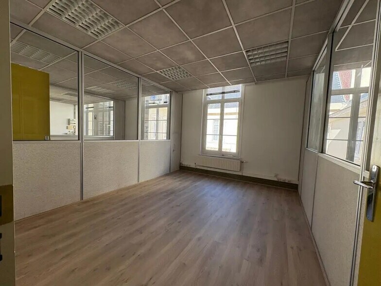 Office in Amiens for lease - Interior Photo - Image 2 of 10