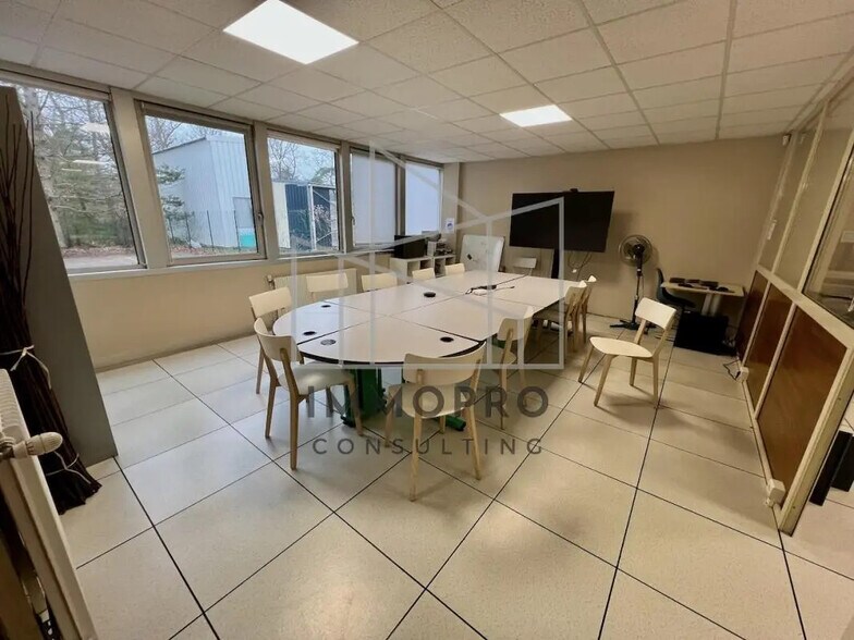 Flex in Évreux for lease - Interior Photo - Image 2 of 6