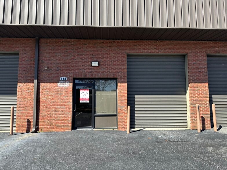 2270 Pendley Rd, Cumming, GA for lease - Primary Photo - Image 1 of 6
