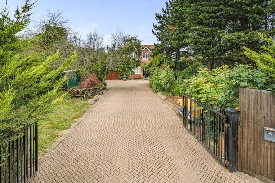 Far View The Common, West Drayton for sale - Building Photo - Image 2 of 18