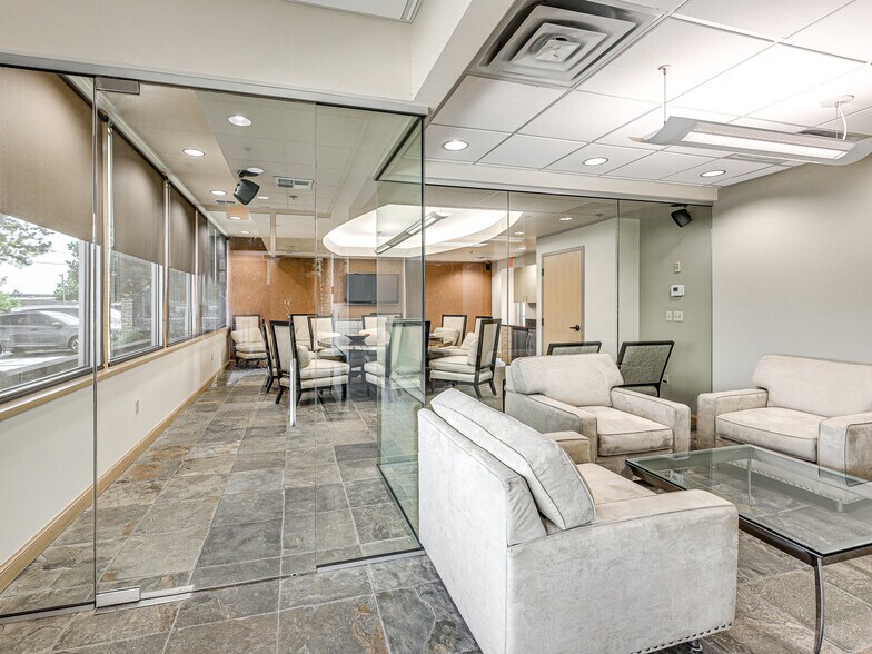 521 W Wilshire Blvd, Oklahoma City, OK for lease - Building Photo - Image 2 of 12