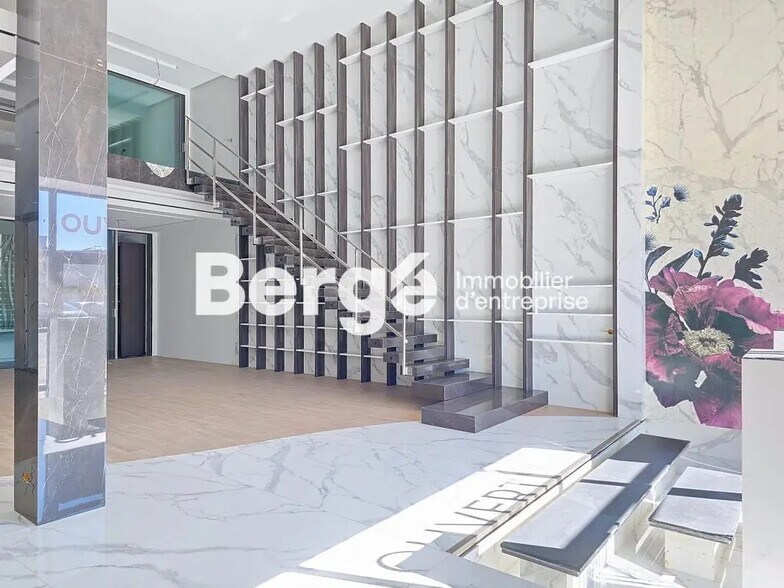 Retail in Mandelieu-la-Napoule for lease - Interior Photo - Image 2 of 18