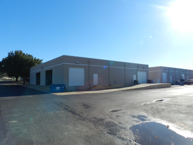 1109 S Airport Cir, Euless, TX for lease - Primary Photo - Image 2 of 8