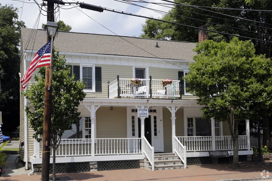 47 Main St, Chester, NJ 07930