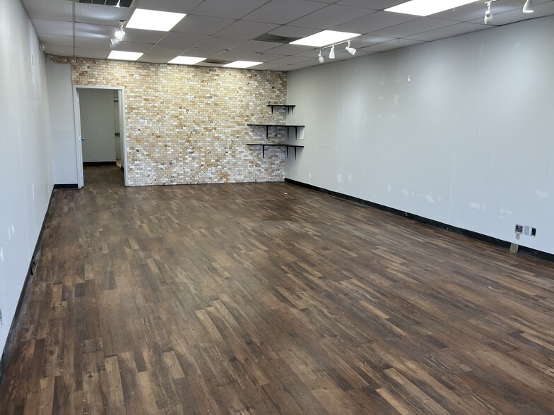 401-435 E 2nd Ave, Owasso, OK for lease - Interior Photo - Image 3 of 9