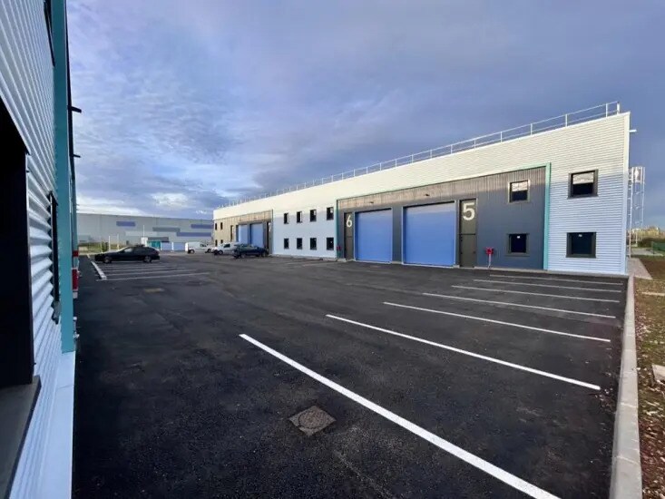 Flex in Saint-Vulbas for lease - Building Photo - Image 2 of 4