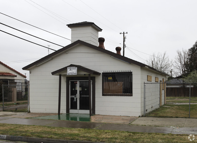 211 Baker St, Bakersfield, CA for sale - Primary Photo - Image 1 of 1