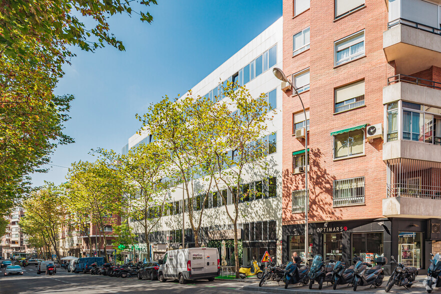 Calle De La Infanta Mercedes, 31, Madrid, Madrid for lease - Building Photo - Image 3 of 3