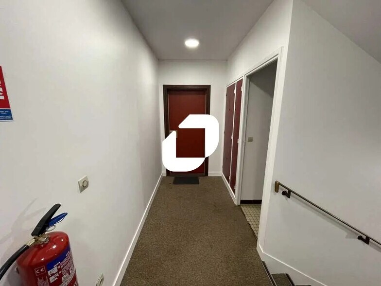 Office in Igny for lease - Interior Photo - Image 2 of 9